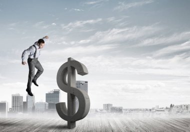 Modern şehir manzarasına karşı kararlı bankacı adam. Dolar betonu kırıyor.