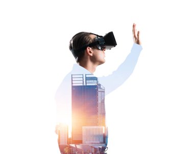 Sanal gerçeklik kulaklık veya cityscape arka plan üzerinde 3d gözlük ile genç adam çift pozlama