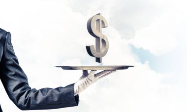 Garson kırpılmış görüntü el eldiven taş Doları sembolü arka planda, 3d Render mavi bulutlu gökyüzü ile metal tepside sunulması