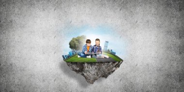 kitap üzerinde yüzen ada, eko kavramı oturan çocuklarla