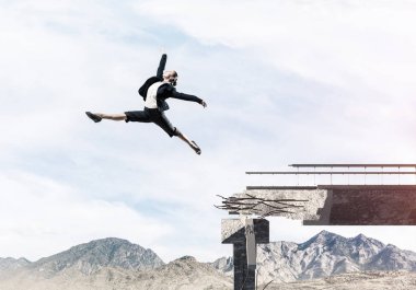 Kadın kocaman bir boşluk atlama