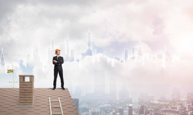 Takım elbise ve kask işadamı