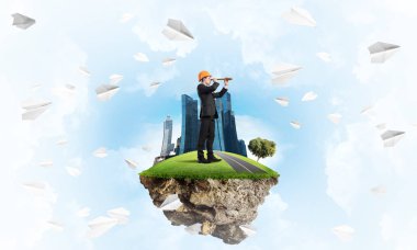 adam yeşil yüzen ada üzerinde ayakta