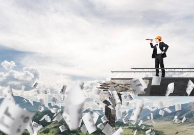 Genç takım elbise ve kask mühendisi