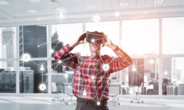 Sanal gerçeklik kulaklığı olan adam. 