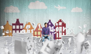 Gündelik giysili genç adam. 