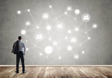 Arkadan görünüşü çizilmiş sosyal bağlantı kavramı ile duvara bakarak işadamı