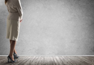 boş beton odada kendine güvenen iş kadını