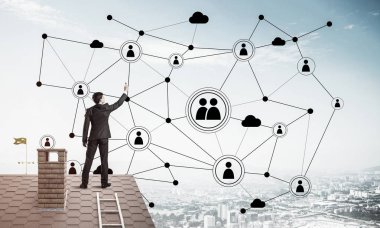 adam çatıda sırt ile ayakta 