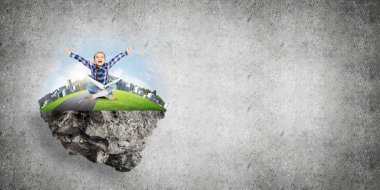 yüzen ada ve mutlu çocuk