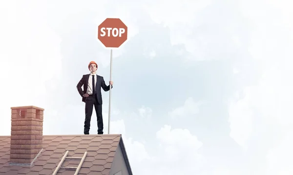 Ingenieur steht auf Hausdach — Stockfoto