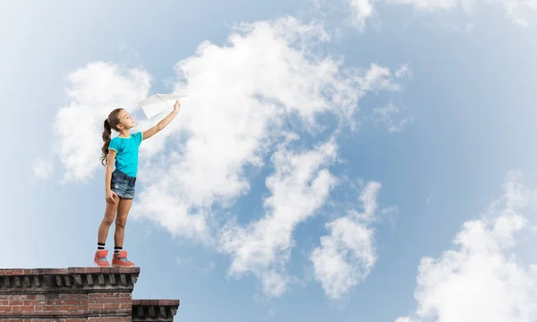 Mignon heureux enfant fille sur la construction — Photo