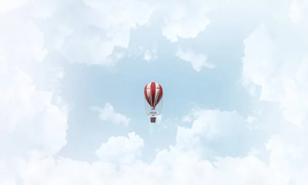 青い曇り空を舞うカラフルなエアロスタット — ストック写真