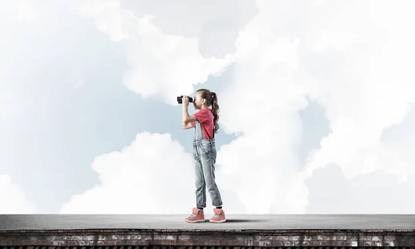Roztomilé Dívka Školního Věku Střeše Budovy Při Pohledu Dalekohledu — Stock fotografie