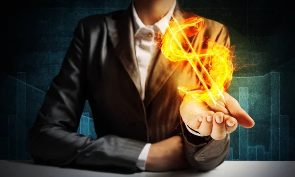 İşadamı Close-Up uygun sunan yanan dolar işareti koyu arka plan ile elinde.