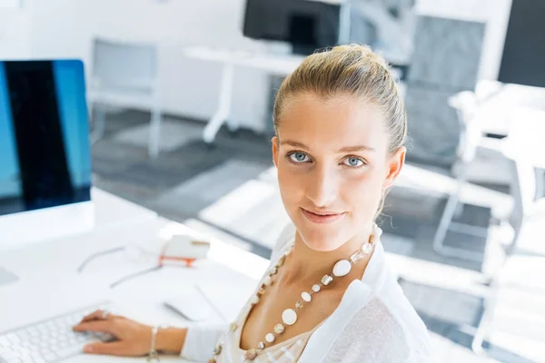 Jovem Atraente Sentada Mesa Trabalhando Computador — Fotografia de Stock