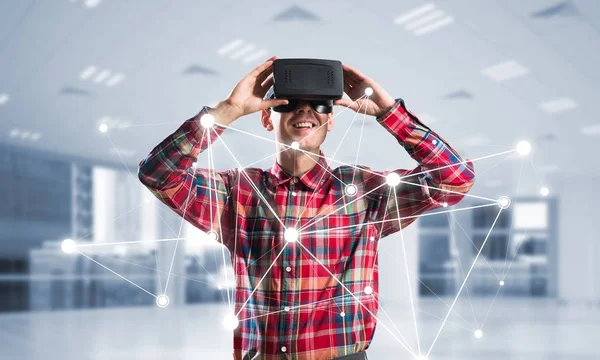 Homme avec casque de réalité virtuelle — Photo