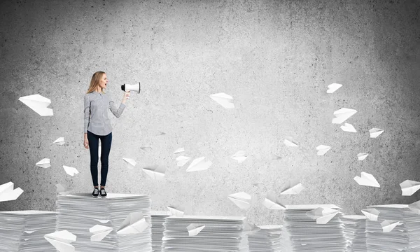 Vrouw Met Casual Kleding Tegoed Onder Papier Vliegende Vliegtuigen Met — Stockfoto