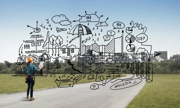 Açık havada mühendis kadının arka planı ve ekrana konsept çizimi