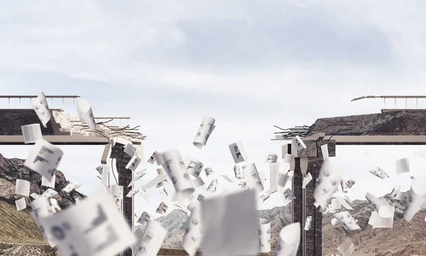 Разбитый Бетонный Мост Летящими Бумагами Среди Высоких Гор Облачно Панорамным — стоковое фото