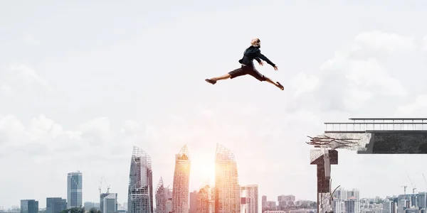 Vrouw springen over enorme kloof — Stockfoto