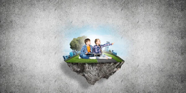 kitap üzerinde yüzen ada, eko kavramı oturan çocuklarla