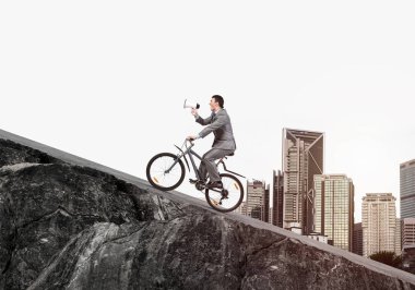 Bisikletli megafonla iş adamı