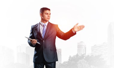 Beyaz arkaplanı gösteren belgeleri olan başarılı bir iş adamı. Takım elbiseli ve kravatlı girişimci ön planda. Kopya alanı ile iş sunumu şablonu