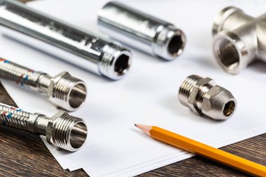 Yeni esnek hidrolik sistem elemanları. Örgülü hortum segmentleri ile su bağlantı larını ve bağlantılarını kapatın. Sıhhi tesisat boru hattı masada. Profesyonel tasarım ve montaj sıhhi tesisat boru hatları