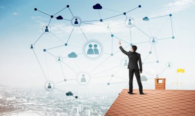 Delikanlı çatıda dikiliyor ve bağlantı hatları çiziyor. Karışık ortam