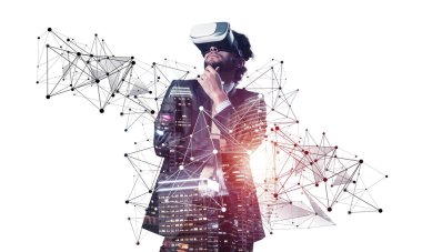 VR kulaklıklı yakışıklı genç adam. Gözlük takan ve sanal gerçekliği keşfeden bir iş adamı. Beyaz arka plana karşı resmi giyinmiş Kafkas iş adamı. Yeni deneyimlerin tadını çıkarıyorum..