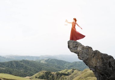 Göz bağını fener konumu olan kaya üstte giyen genç kadın