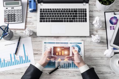 Ofis masasında akıllı telefon kullanan işadamı. Online hisse senedi alım satım uygulaması. Dijital teknoloji ve iş için mobil uygulama. Erkek elleri, dizüstü bilgisayar ve belgeler ile Düz lay ofis işyeri.
