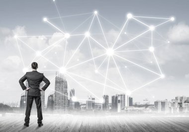 İşadamı arkasını kolluyor ve ağ çizimi kavramına bakıyor