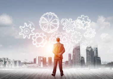 Modern şehre bakan ve vites düzeneği çizen işadamlarının arka planı