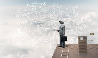 Evin çatısında baş durmak yerine kamerayla zum yapan yüzü olmayan bir iş adamı.