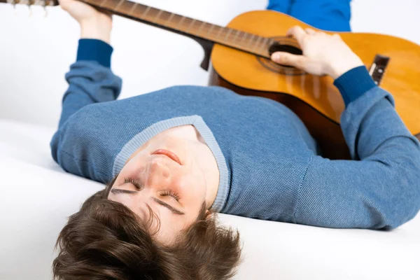 Jovem Olhos Fechados Praticar Guitarra Guitarrista Deitado Sofá Branco Músicos — Fotografia de Stock