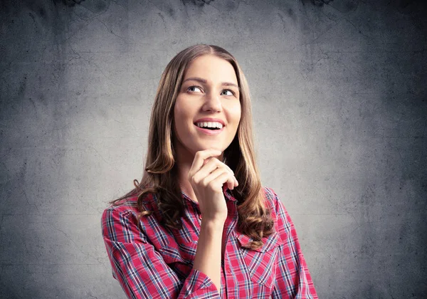 Lachende Jonge Vrouw Die Kin Aanraakt Omhoog Kijkt Emotioneel Mooi — Stockfoto