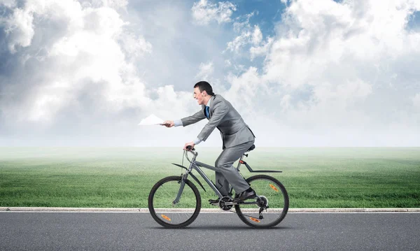 Geschäftsmann Mit Papierdokumenten Der Hand Auf Dem Fahrrad Frist Für — Stockfoto