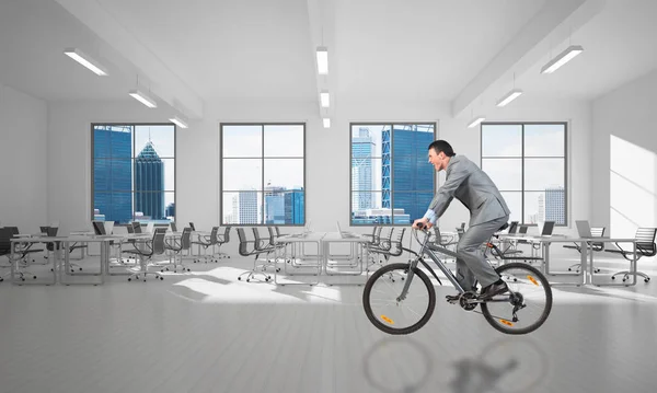 Επιχειρηματίας Φορώντας Επαγγελματική Στολή Ιππασίας Ποδήλατο Σύγχρονο Επιχειρηματικό Χώρο Εργασίας — Φωτογραφία Αρχείου
