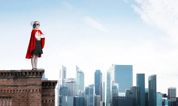 Młoda Dziewczyna Kostiumie Superbohatera Stojąc Dachu Budynku Techniki Mieszane — Zdjęcie stockowe