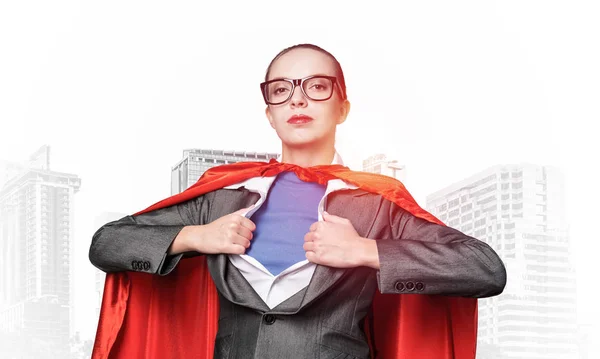 Güzel Bir Kadını Süper Kahraman Gibi Gömleğini Açıyor Kırmızı Kahraman — Stok fotoğraf