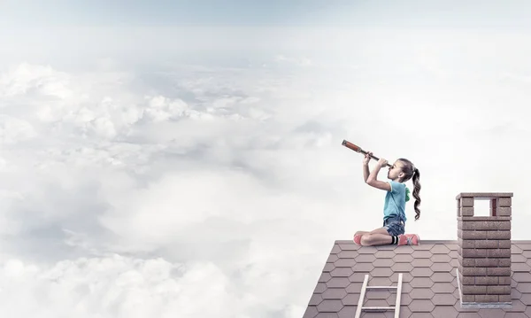 Menina Bonito Garoto Sentado Telhado Casa Olhando Spyglass — Fotografia de Stock