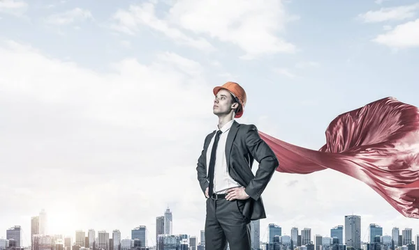 Ingeniero Hombre Confianza Casco Capa Roja Contra Fondo Moderno Del — Foto de Stock