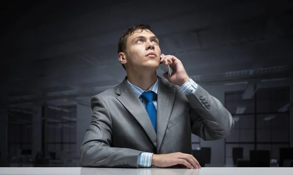 Jovem Falando Telefone Olhando Para Cima Empresário Sentado Secretária Sala — Fotografia de Stock