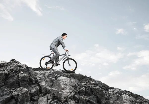 Uomo Affari Discesa Bicicletta Paesaggio Naturale Con Spazio Copia Uomo — Foto Stock