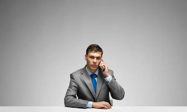 Jeune Homme Parlant Téléphone Regardant Caméra Homme Affaires Assis Bureau — Photo