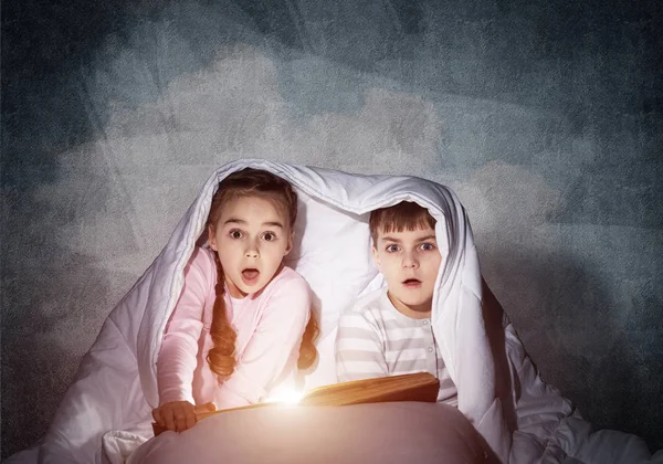 Ragazza Ragazzo Spaventati Che Guardano Sotto Una Coperta Bambini Che — Foto Stock