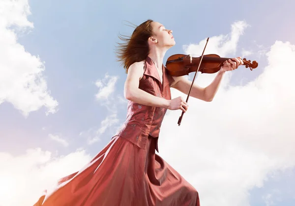 Jovem Menina Atraente Tocando Violino Sobre Céu Azul Nuvem — Fotografia de Stock