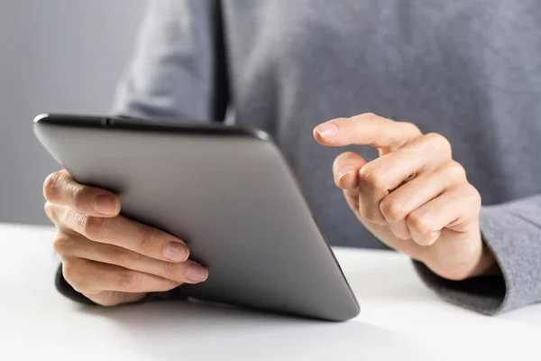 Businesswoman Using Tablet Computer News Read Close Female Hands Holding — Stock Photo, Image